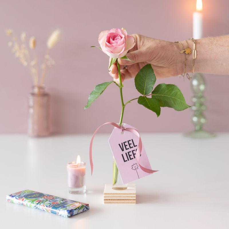 Veel liefs pakketje met een roze roos, roze kaarsje in vaasje en een puur zeezout chocoladereep 