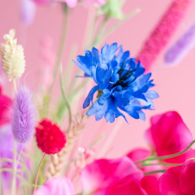 L284 Zomerse droogbloemen en zijden bloemen in roze blauw rode tinten