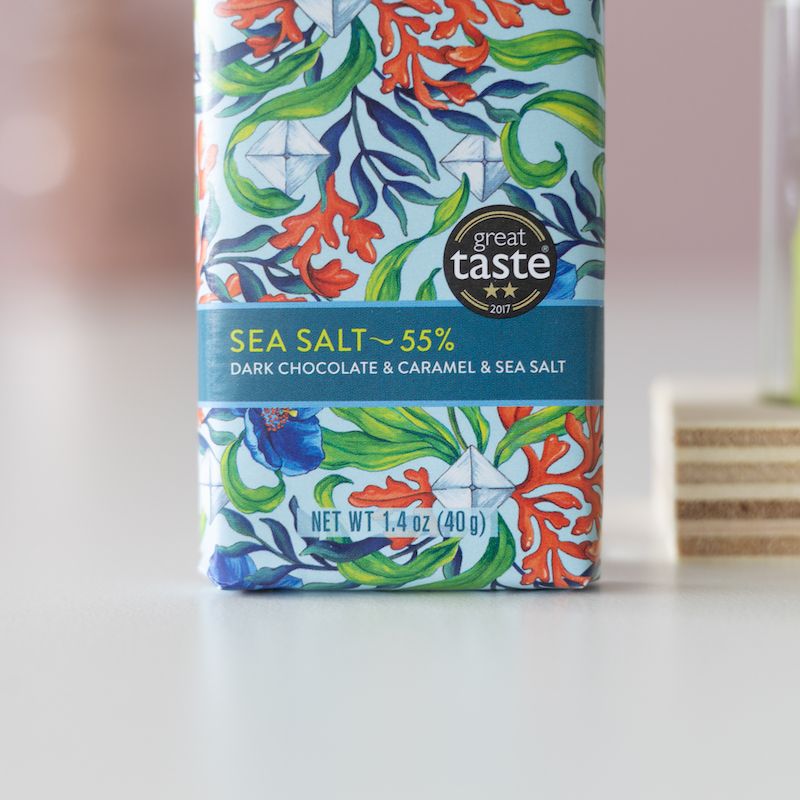 Veel liefs pakketje met een roze roos, roze kaarsje in vaasje en een puur zeezout chocoladereep 