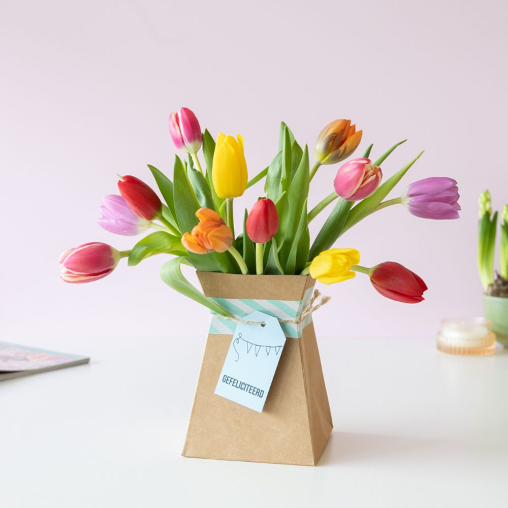 Tulpen Mix brievenbus bloemen, met Gefeliciteerd label
